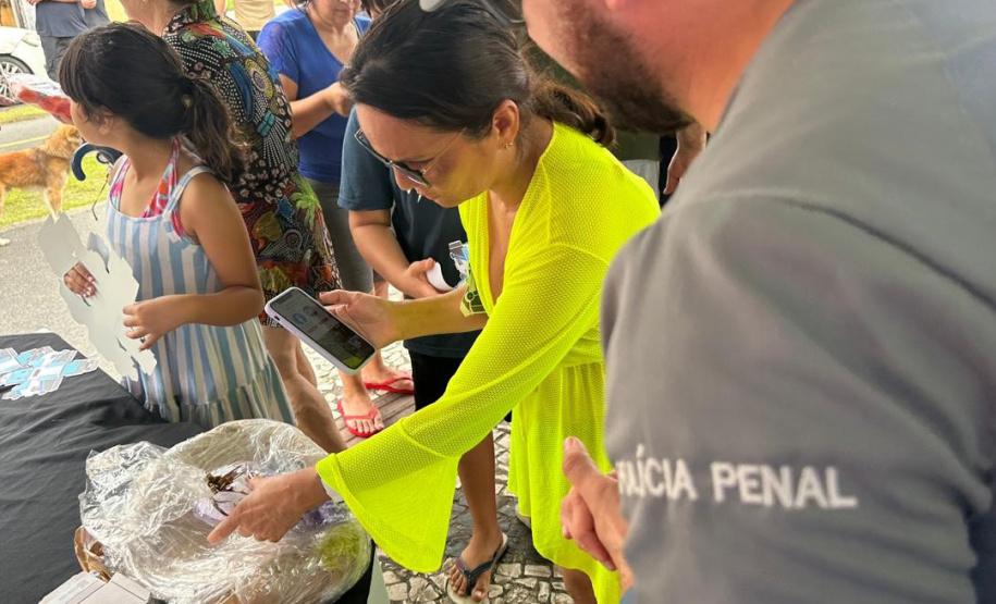 Polícia Penal distribui mais de mil brindes artesanais no Verão Maior Paraná