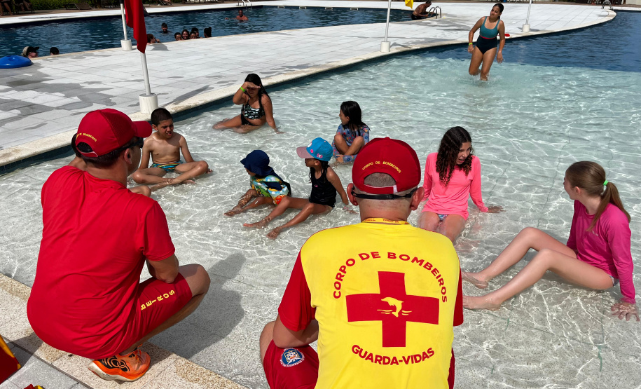 CBMPR realiza ação educativa para crianças no Litoral