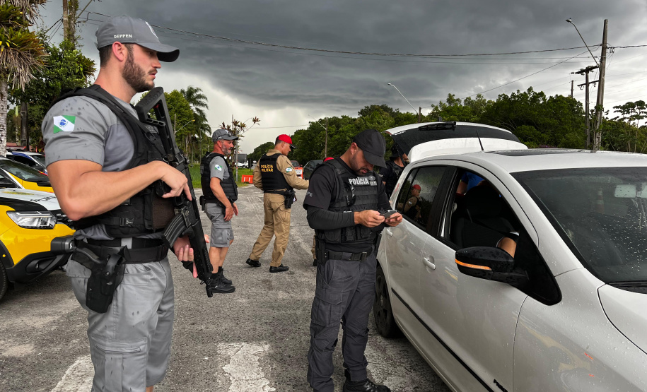 Forças de segurança realizam operação integrada e prendem três pessoas por tráfico de drogas no litoral