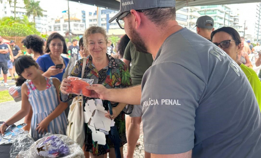 Polícia Penal distribui mais de mil brindes artesanais no Verão Maior Paraná