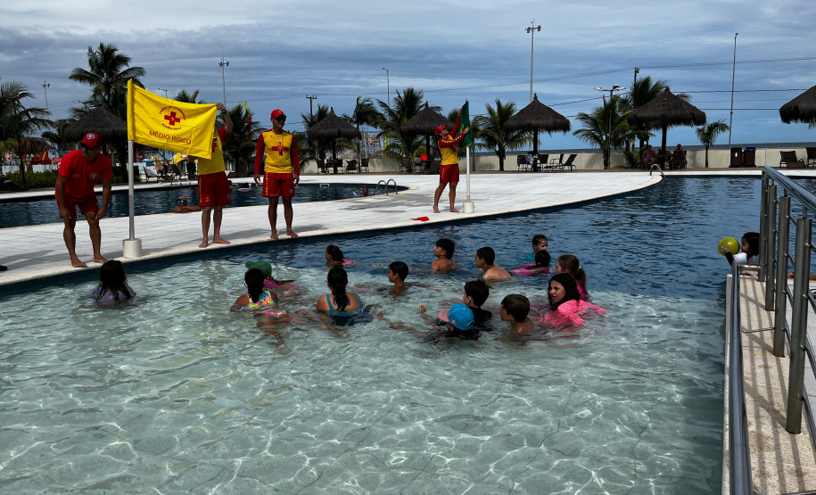 CBMPR realiza ação educativa para crianças no Litoral