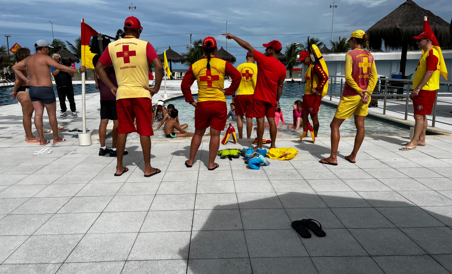 CBMPR realiza ação educativa para crianças no Litoral