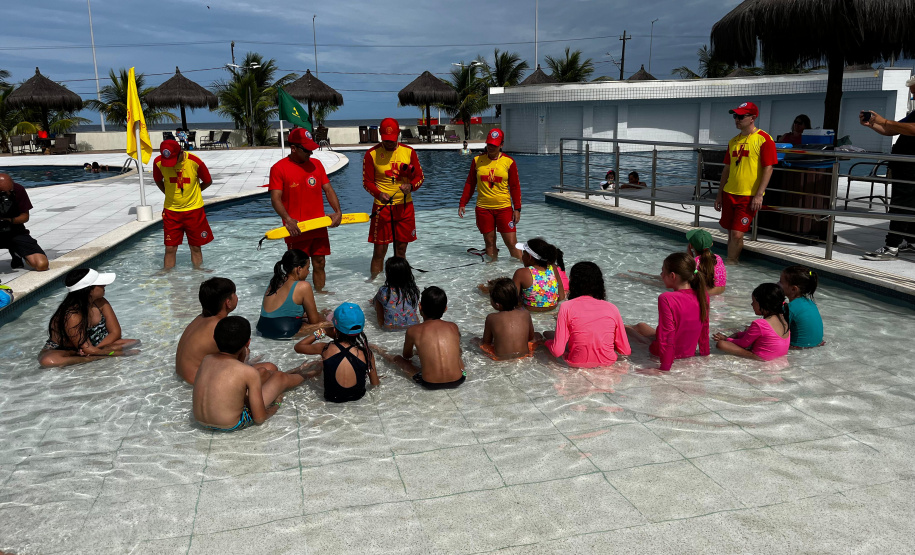 CBMPR realiza ação educativa para crianças no Litoral