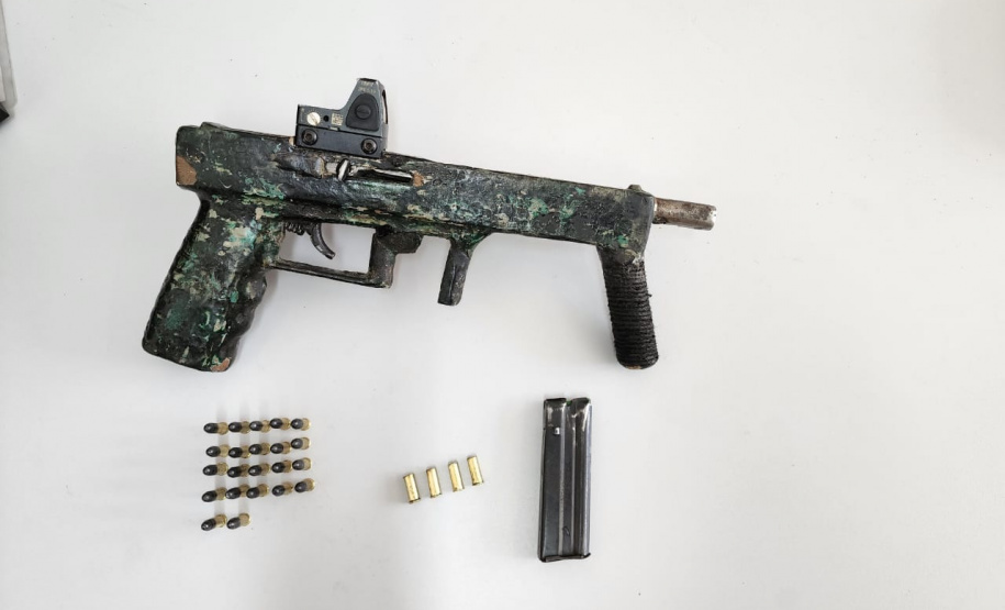 Polícia Militar prende suspeitos de tentativa de homicídio e apreende submetralhadora no Litoral