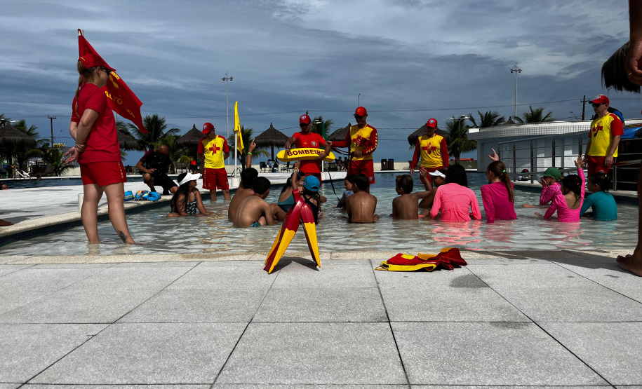 CBMPR realiza ação educativa para crianças no Litoral
