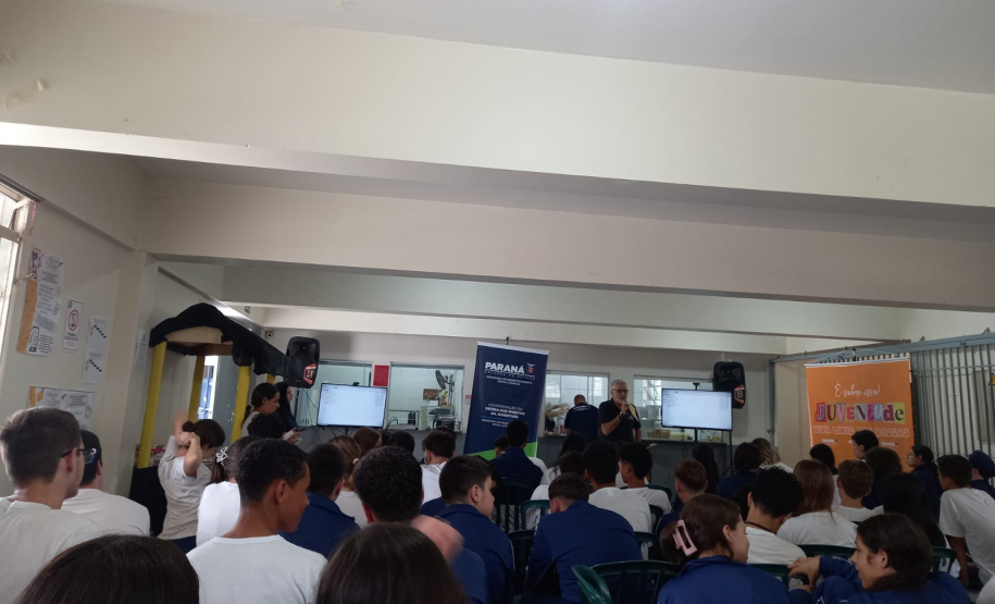 Projeto "É Sobre Isso!" inicia 2025 com ações em 40 colégios estaduais de Curitiba