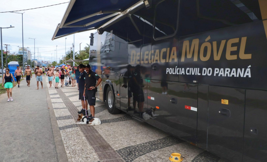 Delegacia Móvel da PCPR é ponto de referência nos eventos do Verão Maior Paraná