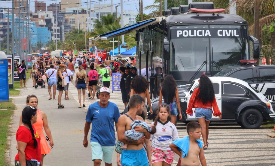 Delegacia Móvel da PCPR é ponto de referência nos eventos do Verão Maior Paraná
