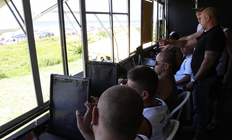 Filha de policial da RONE representa talento no Circuito Paranaense de Surf Amador