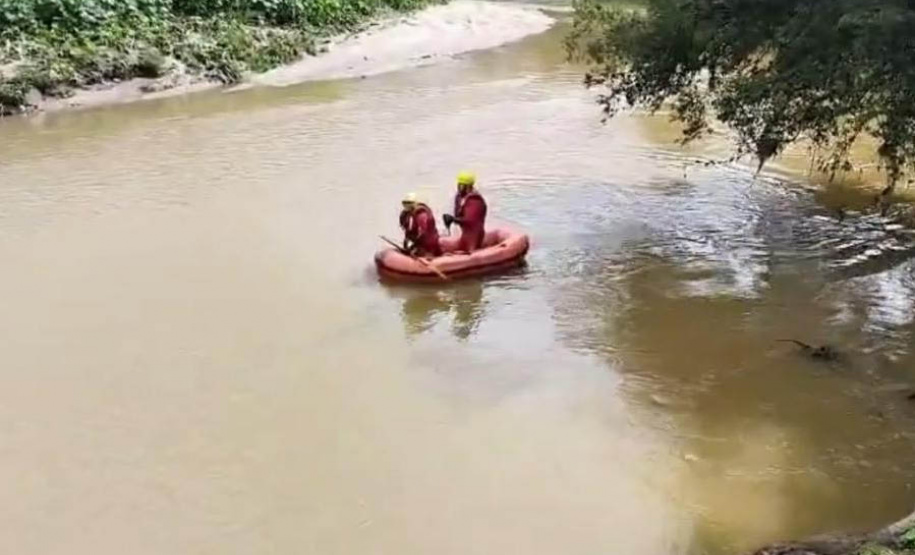 Com drone e GOST, bombeiros buscam garoto que teria se afogado no Rio Barigui