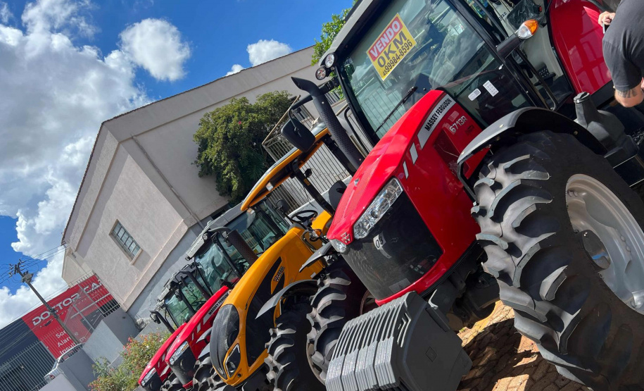 Polícia Civil apreende tratores avariados por enchentes no RS que estavam à venda no Paraná