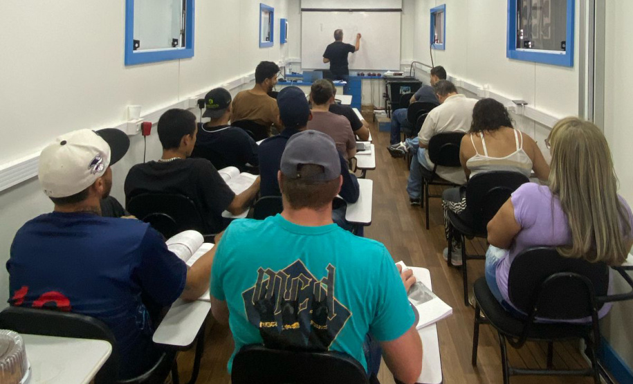 Carretas do Conhecimento qualificam egressos e monitorados do sistema penal