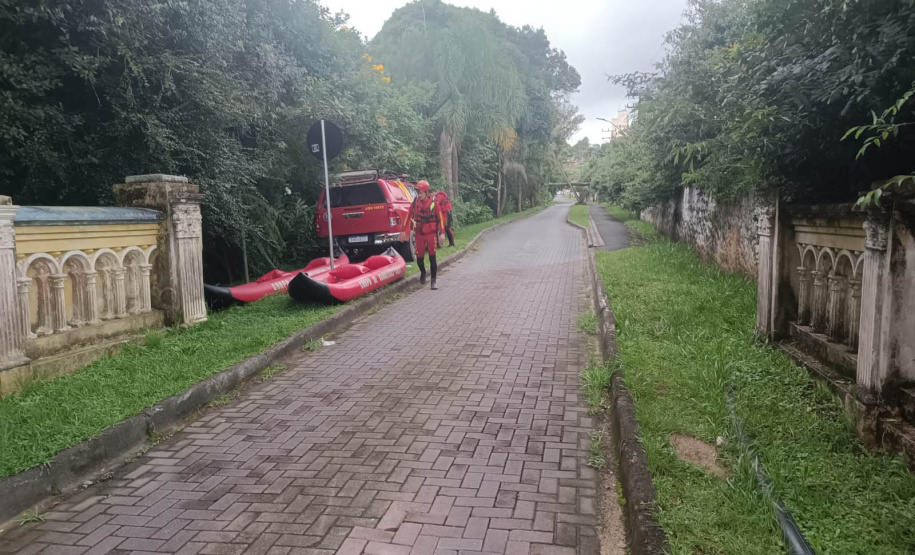 Com apoio de drone, bombeiros localizam corpo de menino que se afogou em Curitiba