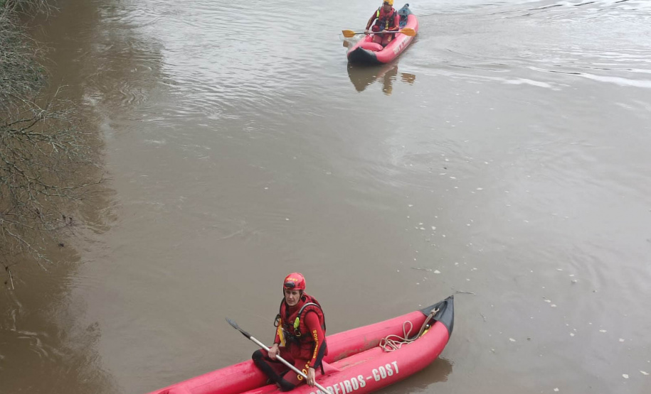 Com apoio de drone, bombeiros localizam corpo de menino que se afogou em Curitiba