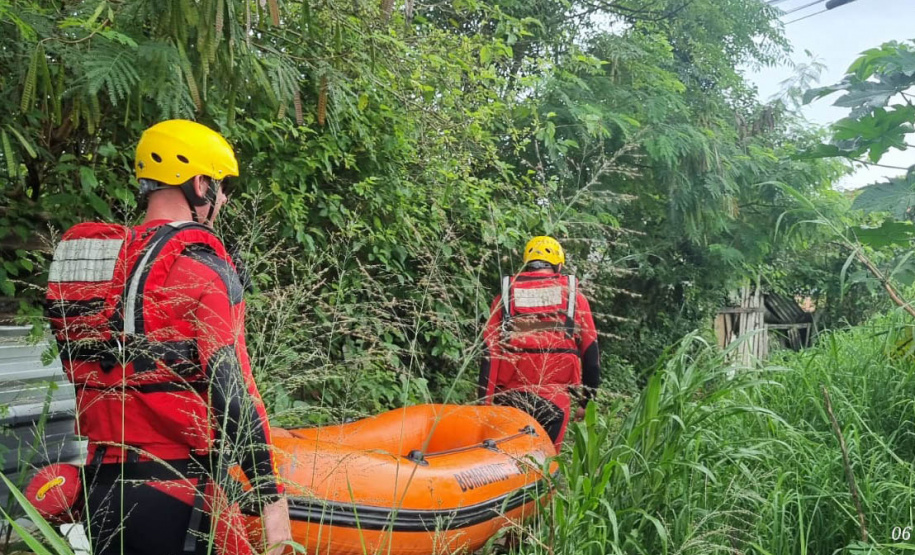 Com apoio de drone, bombeiros localizam corpo de menino que se afogou em Curitiba