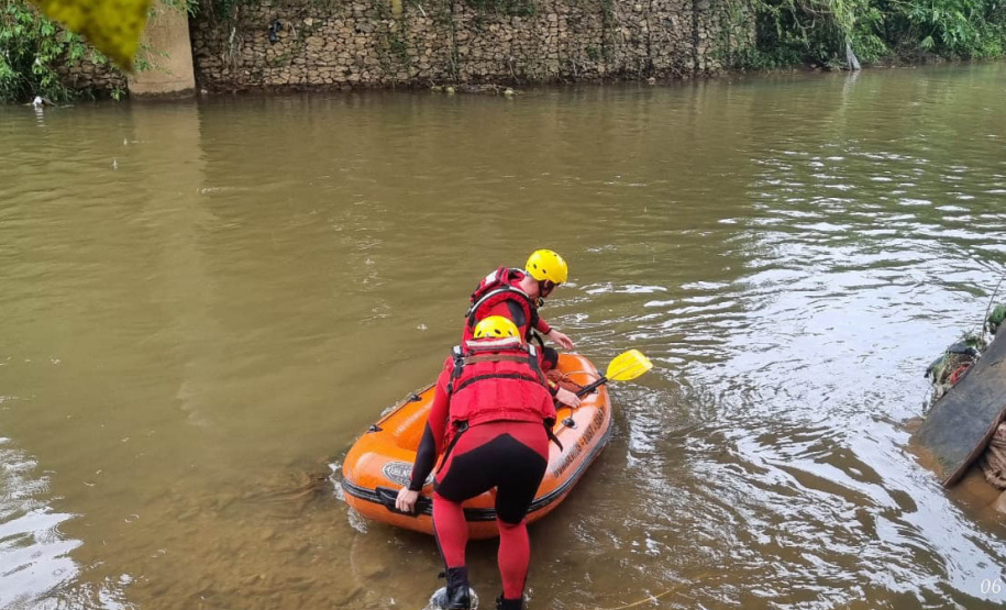 Com apoio de drone, bombeiros localizam corpo de menino que se afogou em Curitiba