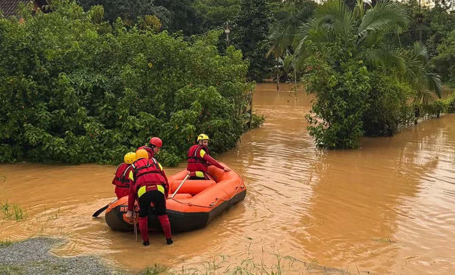 Estado emprega mais de 100 homens e aeronaves para ajudar vítimas das chuvas no Litoral