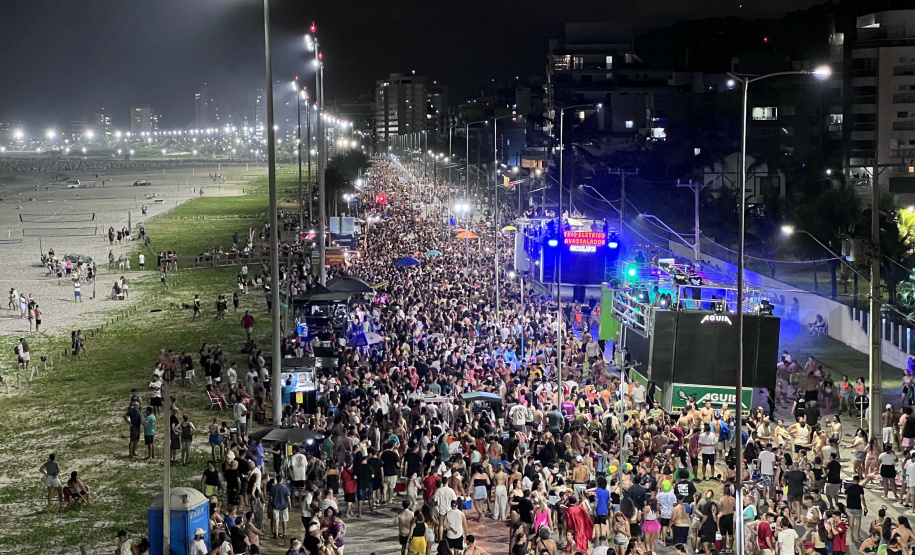 Com segurança reforçada, Carnaval reúne 1,3 milhão de pessoas no Litoral do Paraná