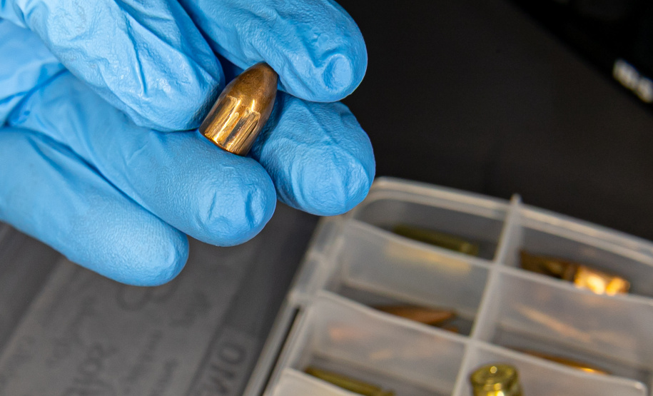 DNA das armas: Paraná já detectou 634 compatibilidades balísticas e vira referência nacional