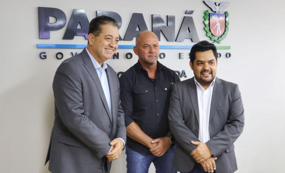 Secretário se reúne com o deputado Cobra Repórter e o prefeito Gil Martins