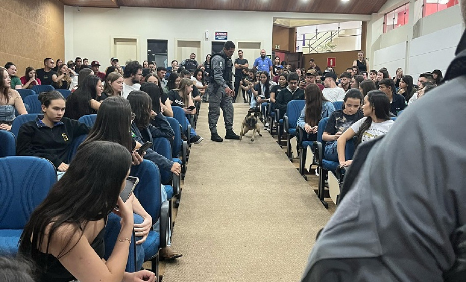 K9 da Polícia Penal é tema de aula inaugural de medicina veterinária em Guarapuava