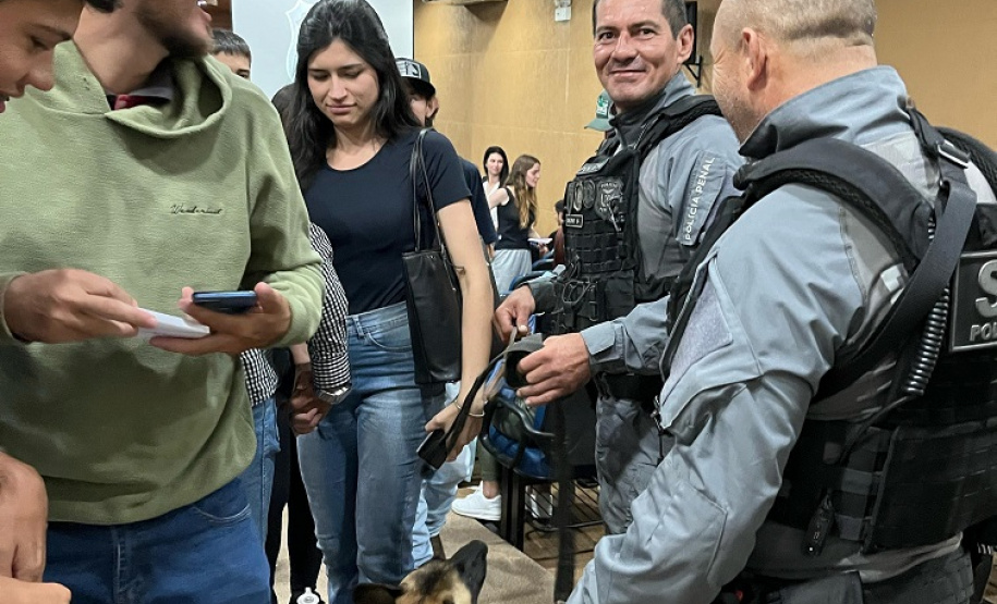 K9 da Polícia Penal é tema de aula inaugural de medicina veterinária em Guarapuava