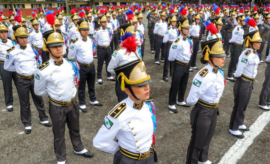 PMPR entrega Espadim Tiradentes para 106 cadetes do curso de oficiais