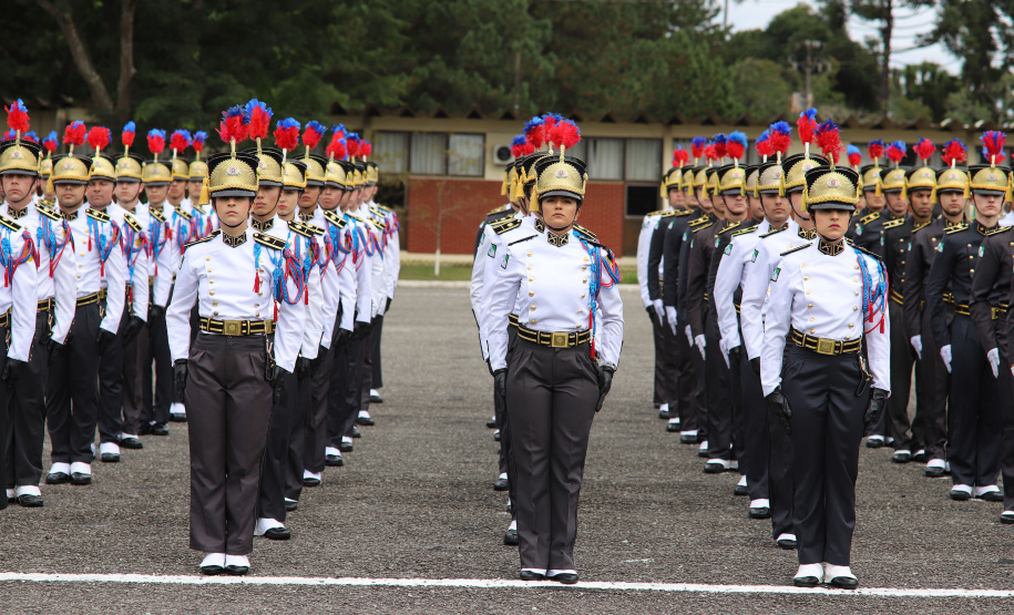 PMPR entrega Espadim Tiradentes para 106 cadetes do curso de oficiais