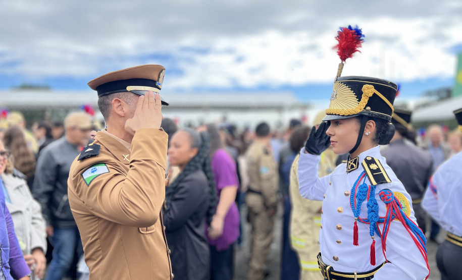 PMPR entrega Espadim Tiradentes para 106 cadetes do curso de oficiais