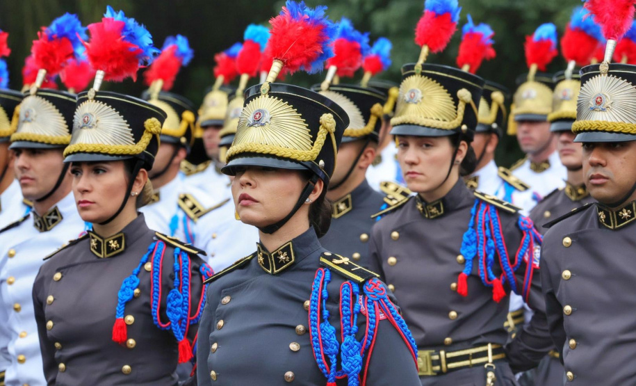 PMPR entrega Espadim Tiradentes para 106 cadetes do curso de oficiais