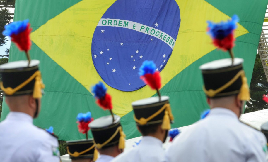 PMPR entrega Espadim Tiradentes para 106 cadetes do curso de oficiais