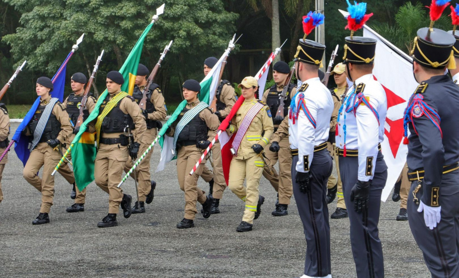 PMPR entrega Espadim Tiradentes para 106 cadetes do curso de oficiais