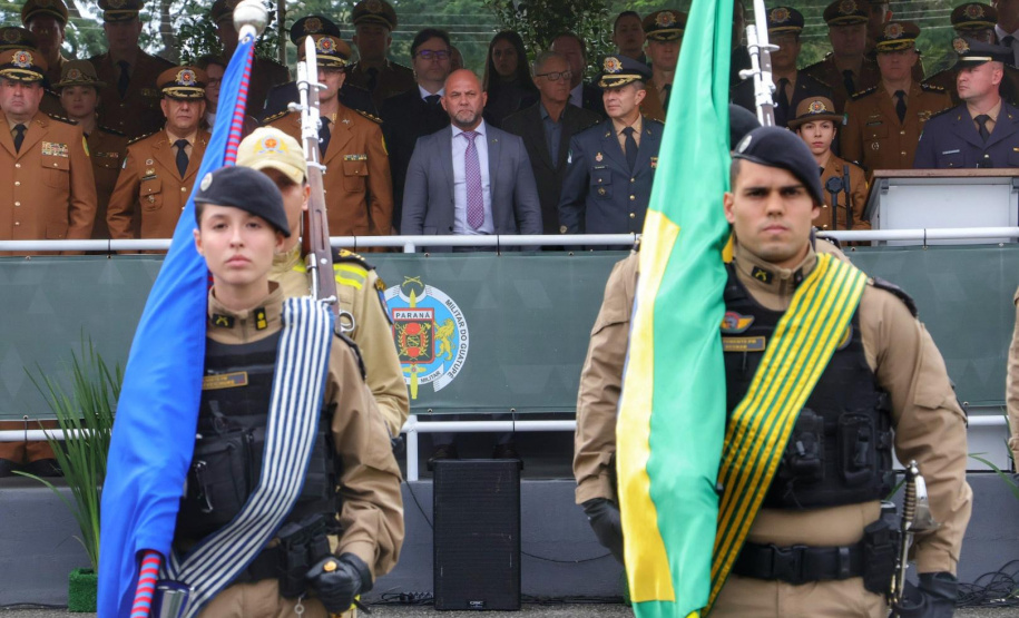 PMPR entrega Espadim Tiradentes para 106 cadetes do curso de oficiais