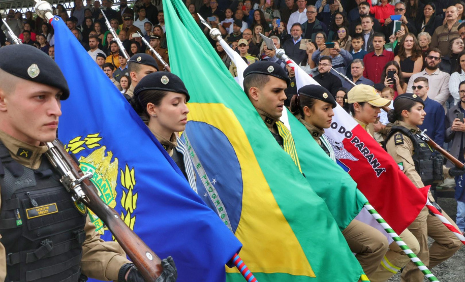 PMPR entrega Espadim Tiradentes para 106 cadetes do curso de oficiais