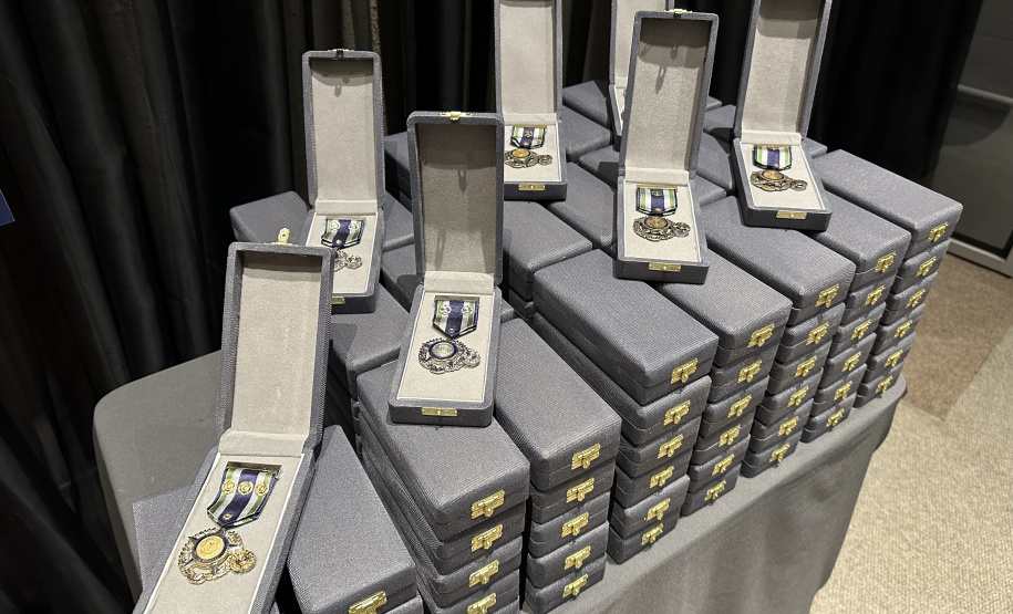 PCPR homenageia 127 servidores com medalhas de Serviço Policial em Curitiba
