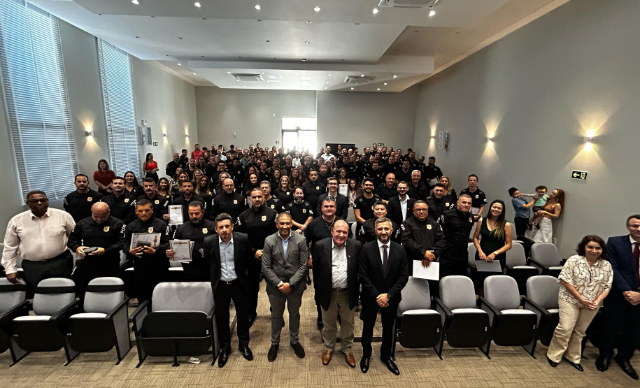 PCPR homenageia 98 servidores com medalhas de Serviço Policial em Campo Mourão