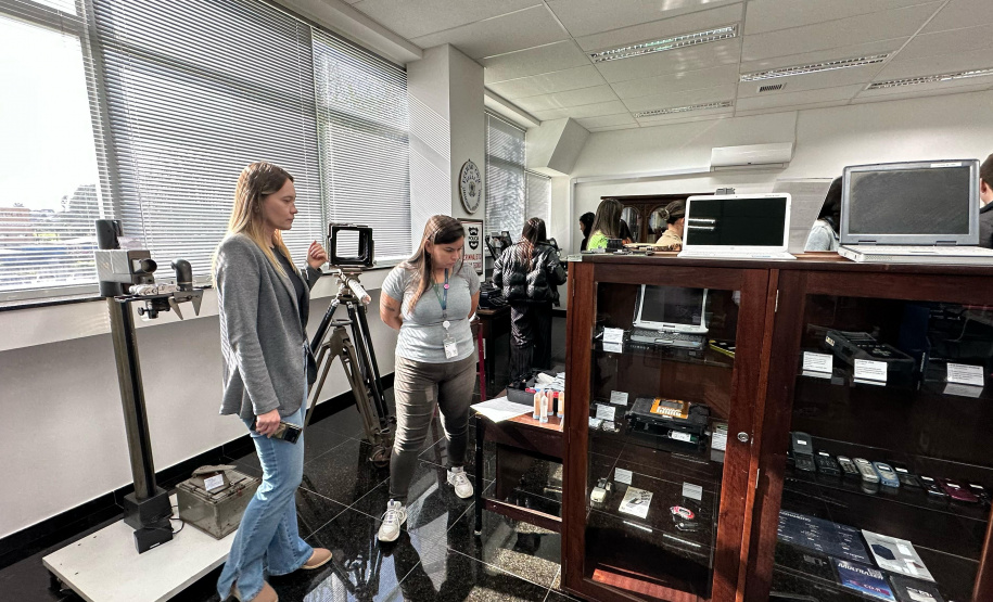 Servidores da Sesp visitam unidades da Polícia Científica em Curitiba