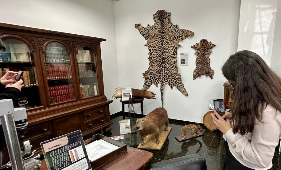 Servidores da Sesp visitam unidades da Polícia Científica em Curitiba