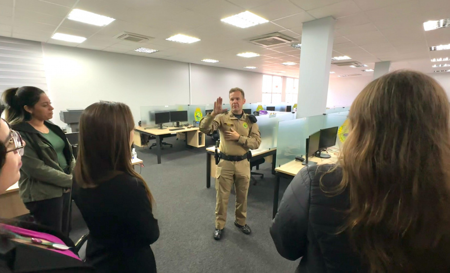 Sesp promove visita de servidores à sede da PMPR