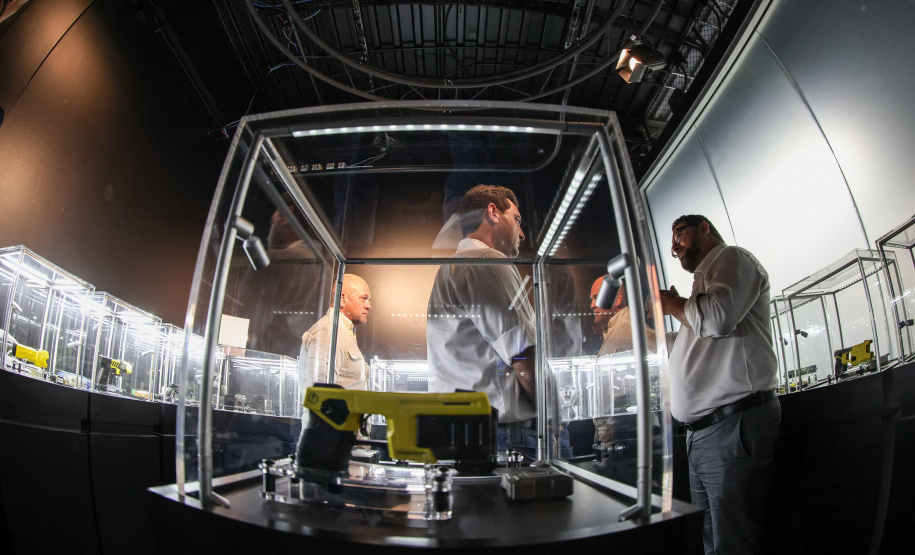 Governador anuncia compra de 2 mil armas não letais de gigante global que fornece para o FBI