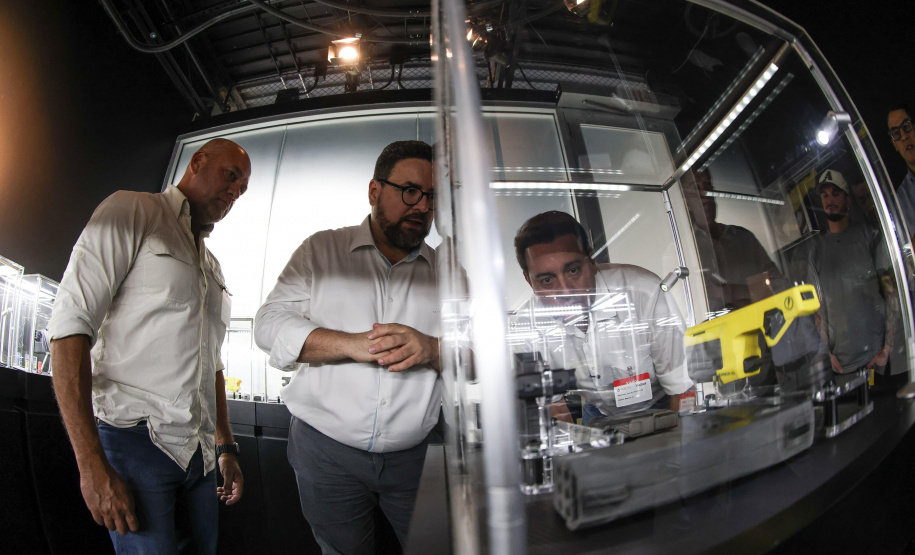 Governador anuncia compra de 2 mil armas não letais de gigante global que fornece para o FBI