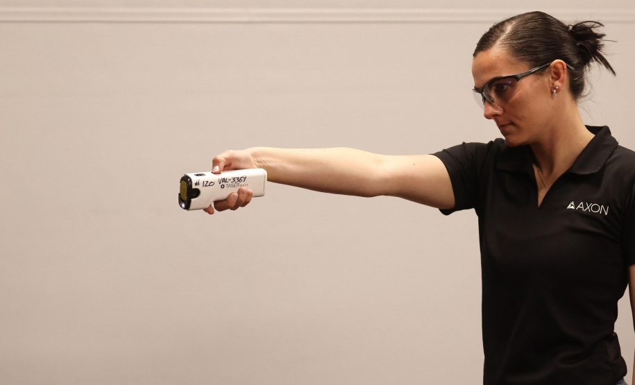 Governador anuncia compra de 2 mil armas não letais de gigante global que fornece para o FBI