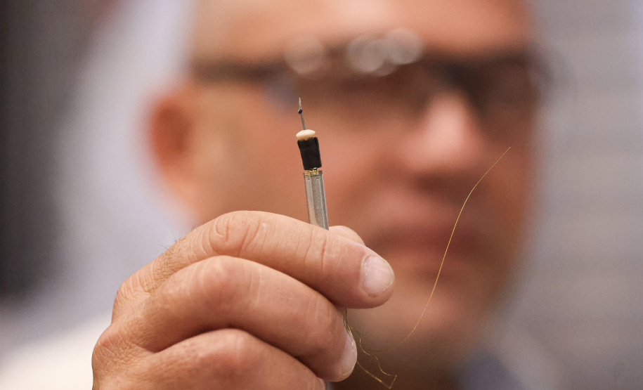 Governador anuncia compra de 2 mil armas não letais de gigante global que fornece para o FBI