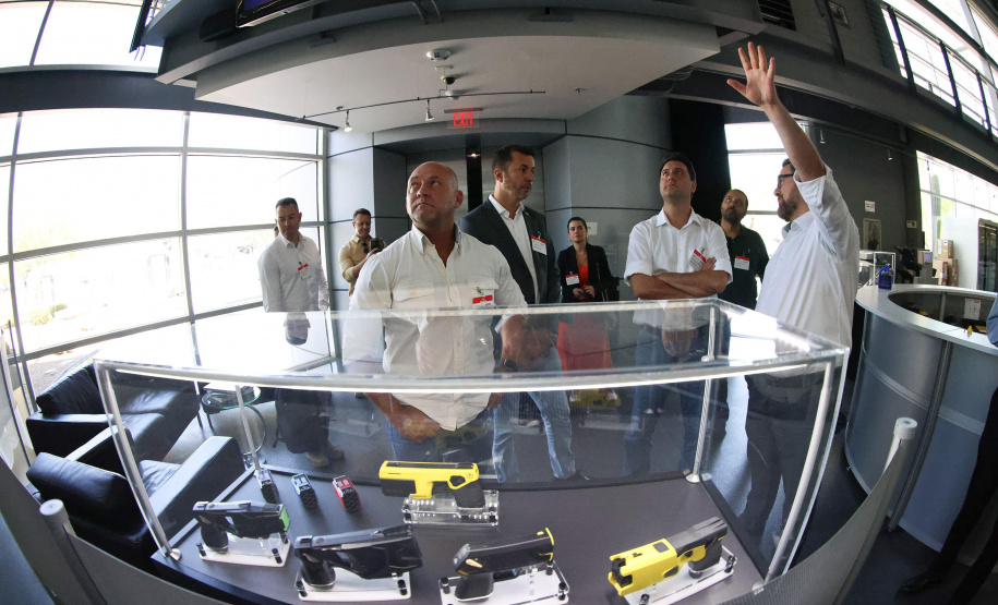 Governador anuncia compra de 2 mil armas não letais de gigante global que fornece para o FBI