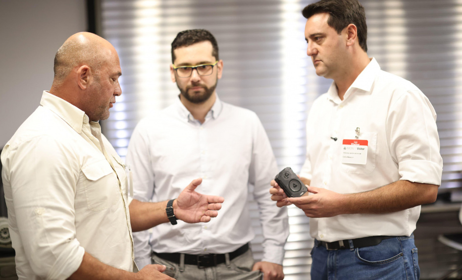 Ratinho Junior anuncia novo teste com câmeras corporais com tradução simultânea na PM