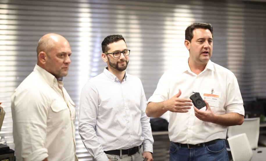 Ratinho Junior anuncia novo teste com câmeras corporais com tradução simultânea na PM