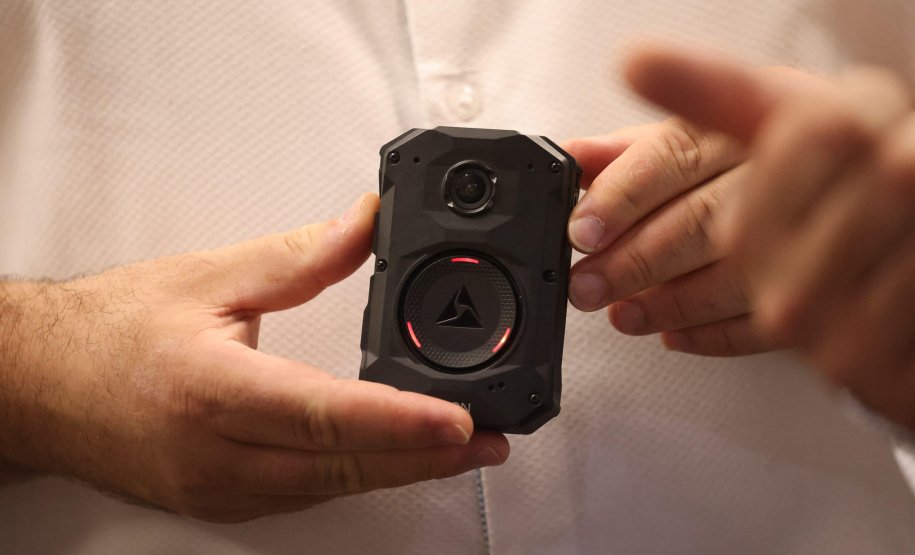 Ratinho Junior anuncia novo teste com câmeras corporais com tradução simultânea na PM