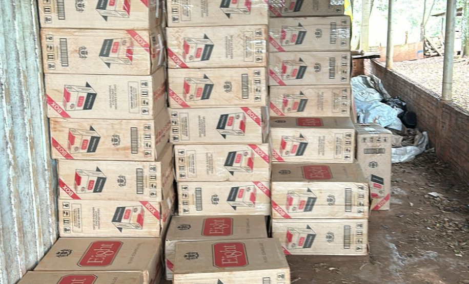 A Polícia Militar do Paraná (PMPR), por meio de uma equipe da Patrulha Rural do 32º Batalhão de Polícia Militar (BPM), apreendeu, nessa última quarta-feira (23), uma carga ilegal de cigarros na cidade de Doutor Camargo, região noroeste do estado. A operação gerou um prejuízo estimado em R$1,420 mi para os contrabandistas.