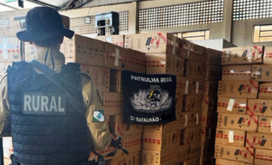 A Polícia Militar do Paraná (PMPR), por meio de uma equipe da Patrulha Rural do 32º Batalhão de Polícia Militar (BPM), apreendeu, nessa última quarta-feira (23), uma carga ilegal de cigarros na cidade de Doutor Camargo, região noroeste do estado. A operação gerou um prejuízo estimado em R$1,420 mi para os contrabandistas.