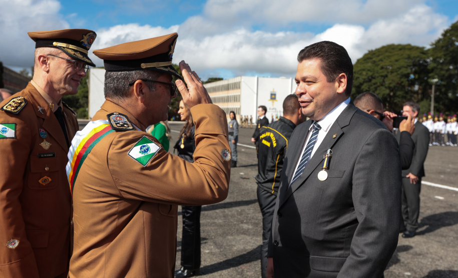 Medalha Coronel Sarmento: secretários e autoridades recebem honraria da PMPR